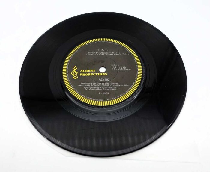 AC/DC T.N.T. TNT / I'm A Rocker 7" Vinyl 1976 NZ Pressing - Image 2